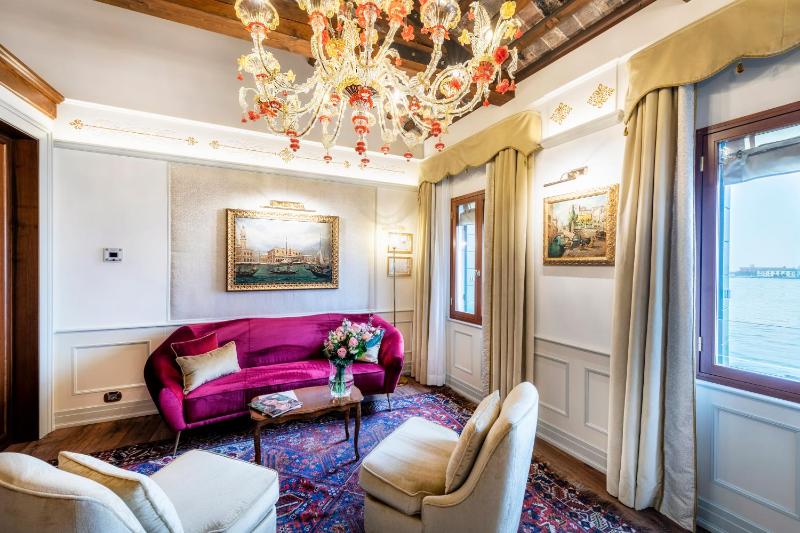 Suite with Grand Canal View image 3