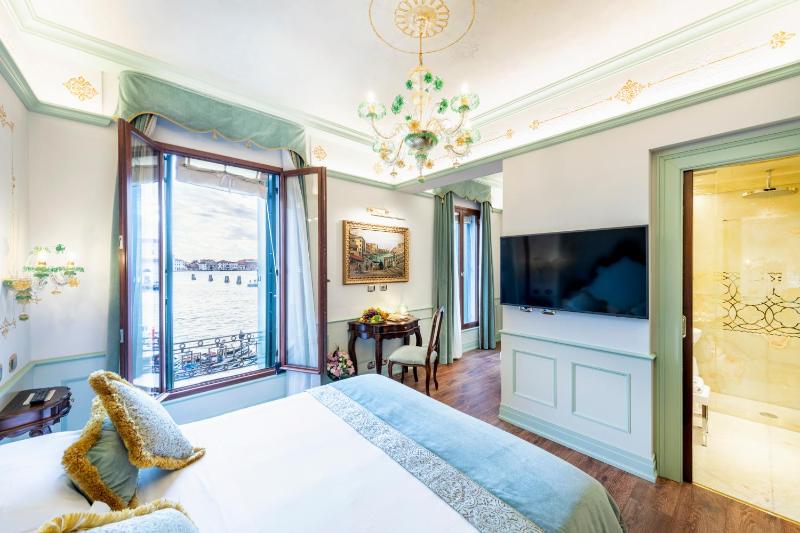 Deluxe Double or Twin Room with Grand Canal View image 3
