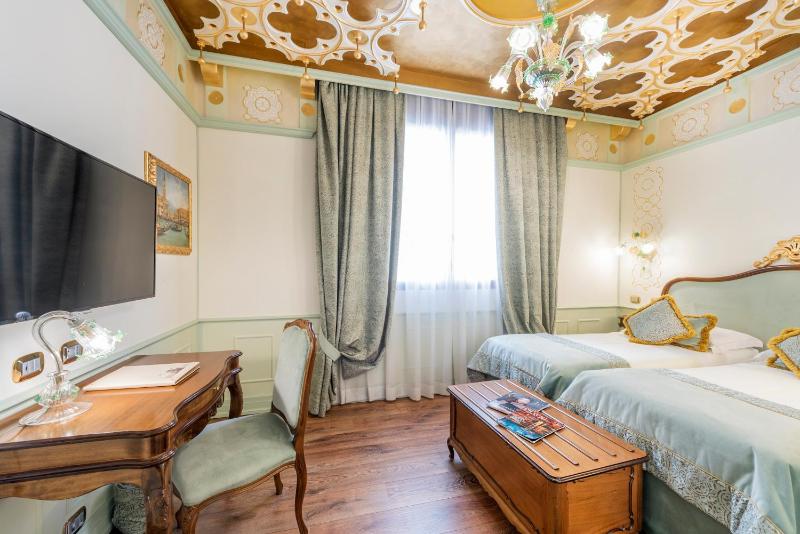 Deluxe Double Room image 3