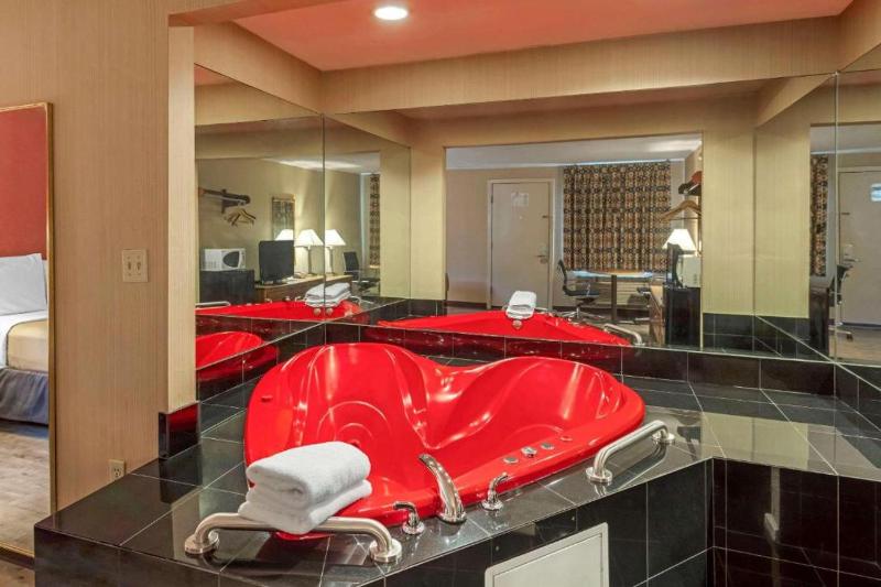 Large King Room with Hot Tub - Smoking image 2