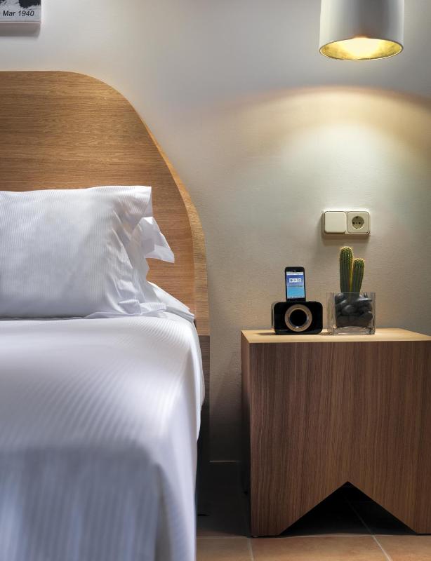 Double or Twin Room with Side Sea View image 3