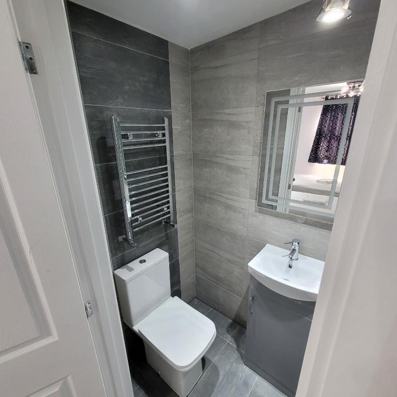 Twin Room with Private Bathroom image 2