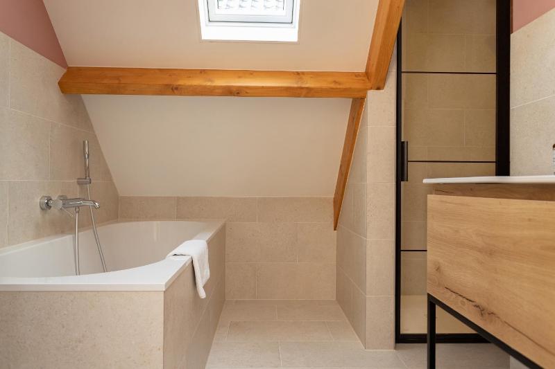 One-Bedroom Apartment image 4