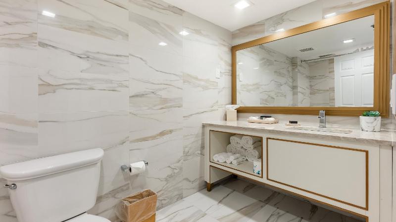 Queen Suite with Two Queen Beds and Ocean View image 3