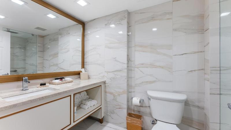 Premium King Room Ocean View image 2