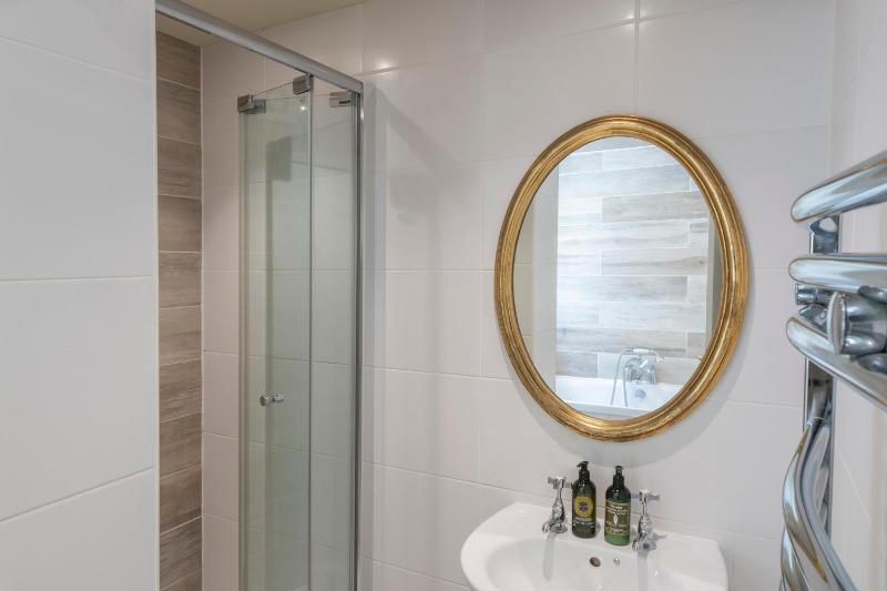 Deluxe King Room image 2