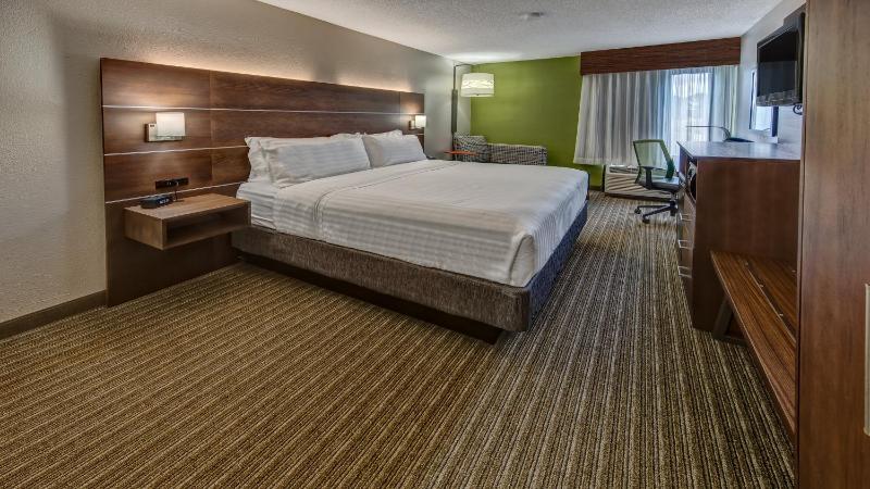 Standard King Room image 2