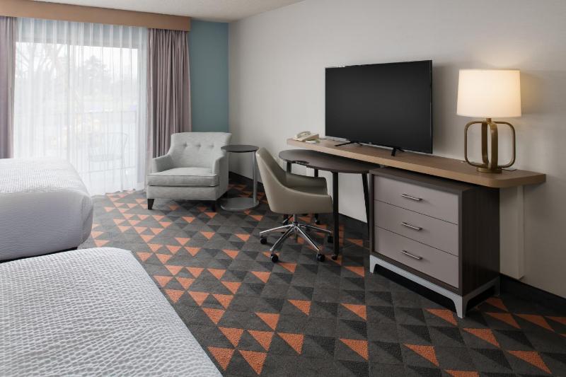 Standard Room with Two Queen Beds image 4