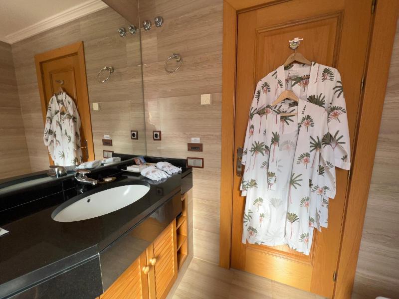 Superior Twin Room with Sea View image 4