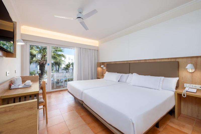 Superior Double Room with Two Double Beds image 1