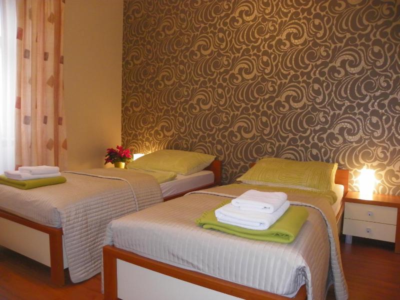 Twin Room image 4