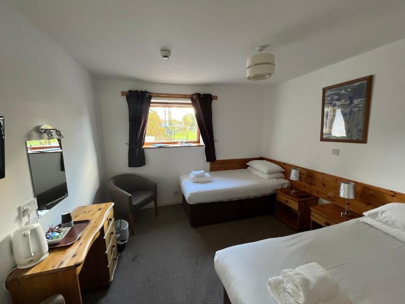Twin Room image 4