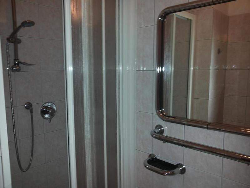 Twin Room image 4