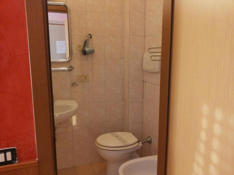 Twin Room image 3