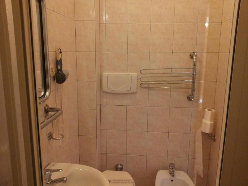 Twin Room image 2