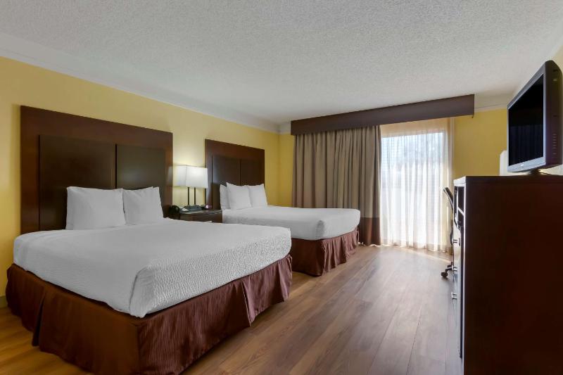 Queen Room with Two Queen Beds image 4