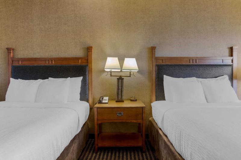 Queen Room with Two Queen Beds - Non Smoking image 1