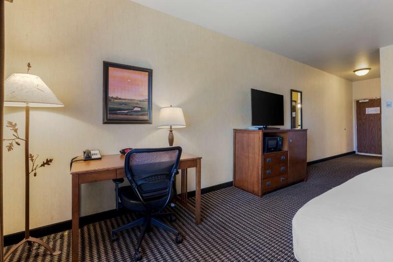 Queen Room with Two Queen Beds - Disability Access - Non Smoking image 4