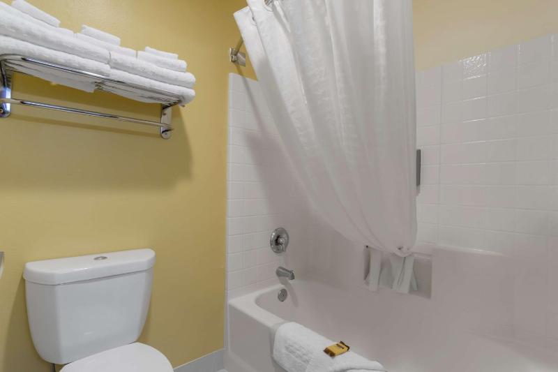 Deluxe Queen Room with Two Queen Beds - Non-Smoking image 2