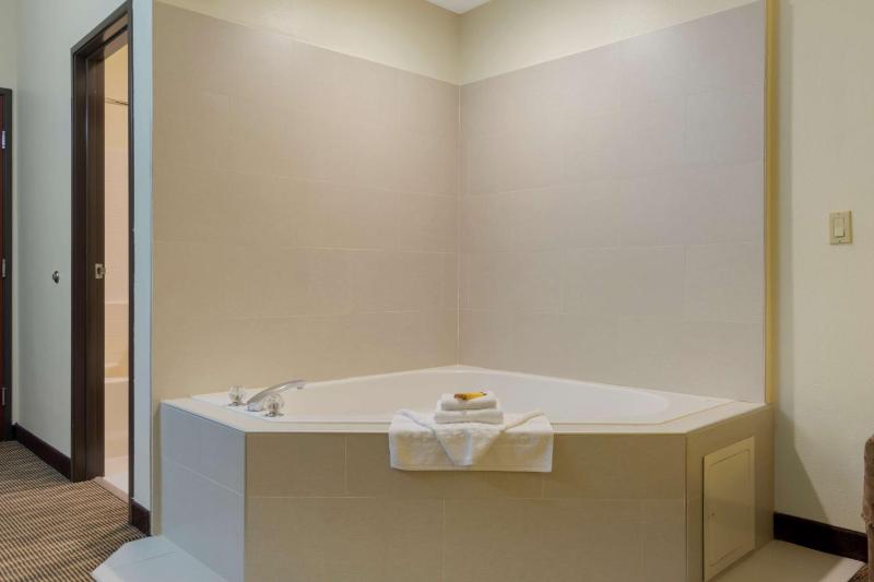 King Room with Jacuzzi - Non-Smoking image 4