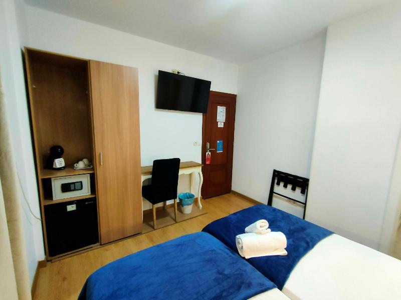 Twin Room image 3
