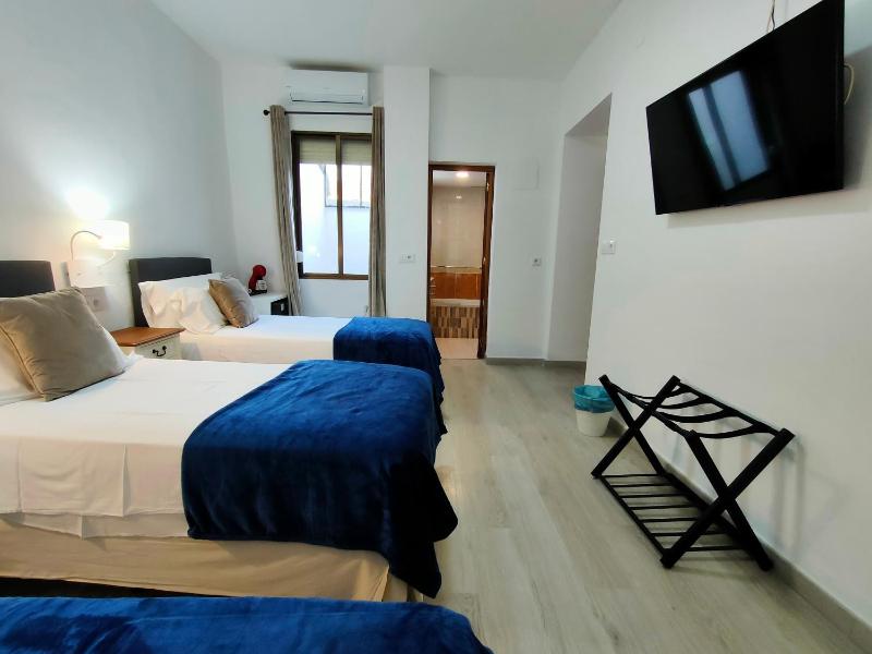 Twin Room with Extra Bed image 1