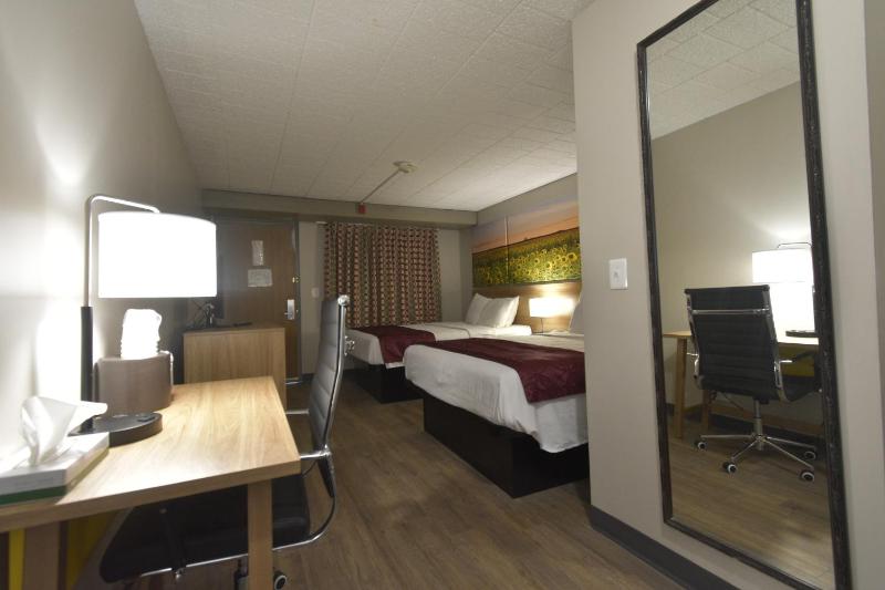 Queen Room with Two Queen Beds - Non-Smoking image 4