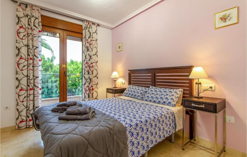 2 Bedroom Cozy Apartment In Orihuela - image 10