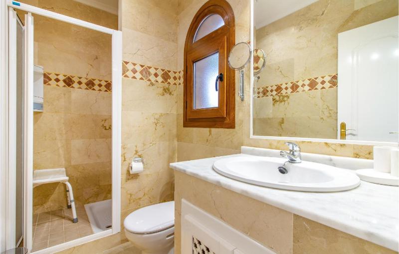 2 Bedroom Cozy Apartment In Orihuela - image 8