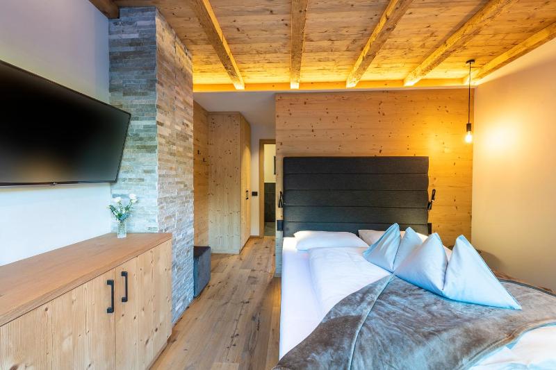 Deluxe Suite with Spa Bath image 1