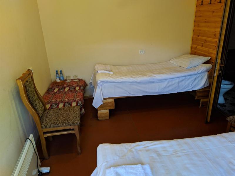 Twin Room with Bathroom image 2