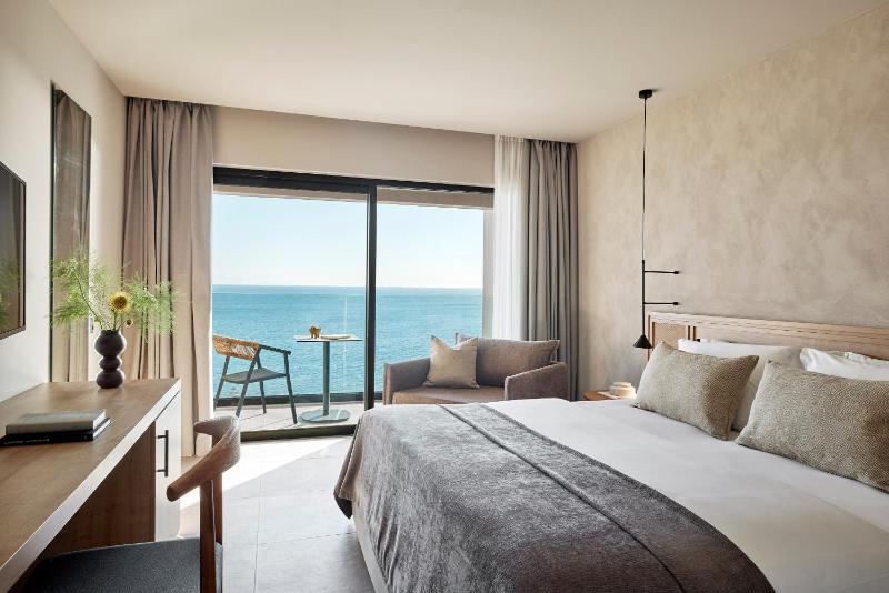 Deluxe Room with Sea View image 1