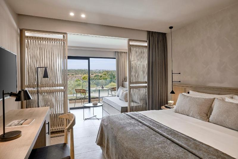 Junior Suite with Pool View image 1