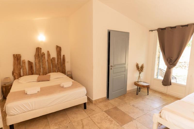 Deluxe Room (2 Adults + 1 Child) image 2