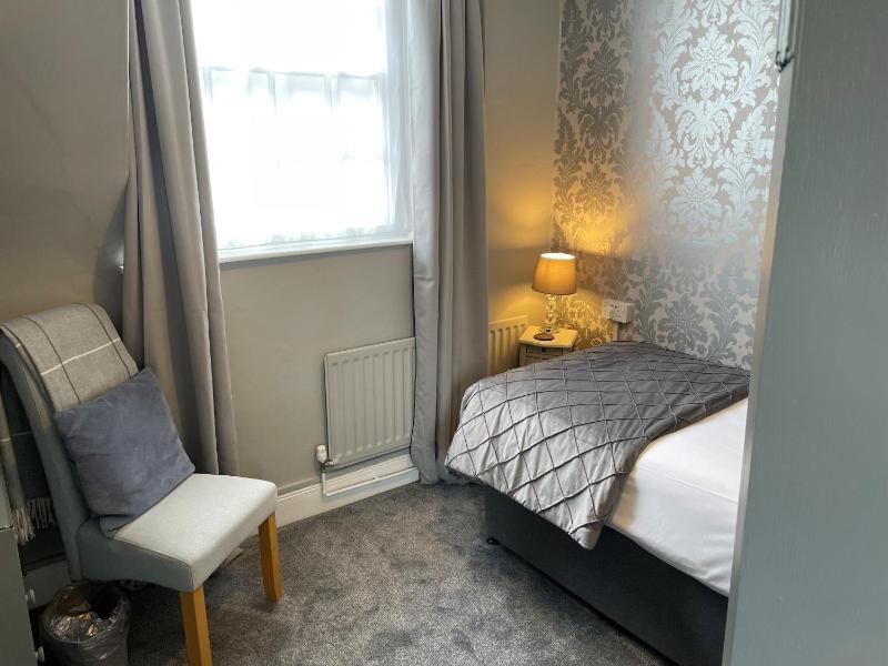 Single Room with Shower image 1