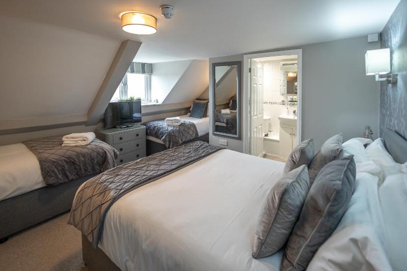 Classic Quadruple Room image 2