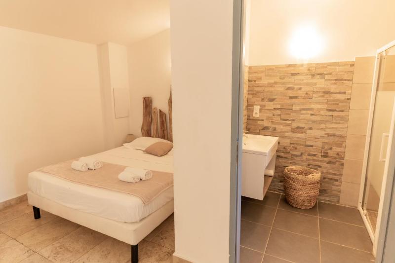 Deluxe Room (2 Adults + 1 Child) image 4
