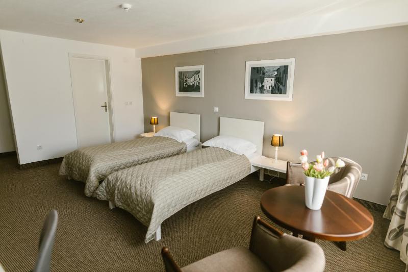 Twin Room image 4