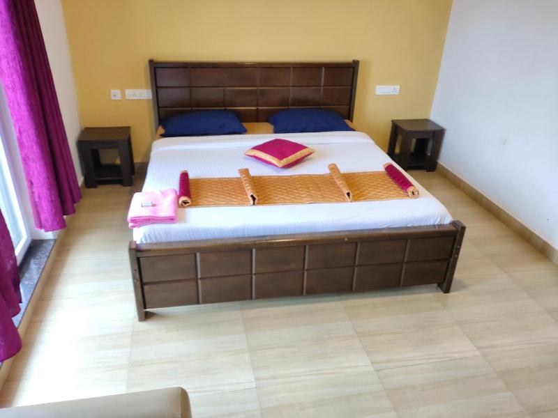 Deluxe King Room image 2