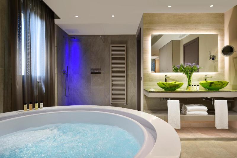 Suite with Spa Bath and Spa Access image 3