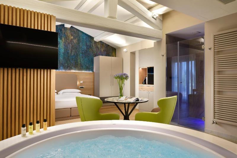 Suite with Spa Bath and Spa Access image 1