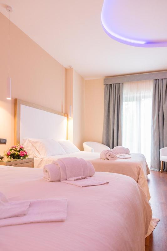 Superior Quadruple Room image 3