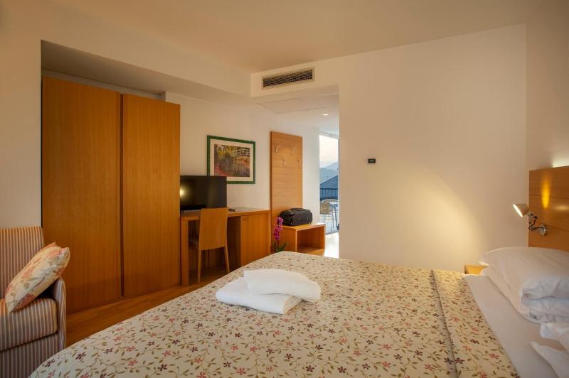 Deluxe Double or Twin Room with Spa Bath image 3