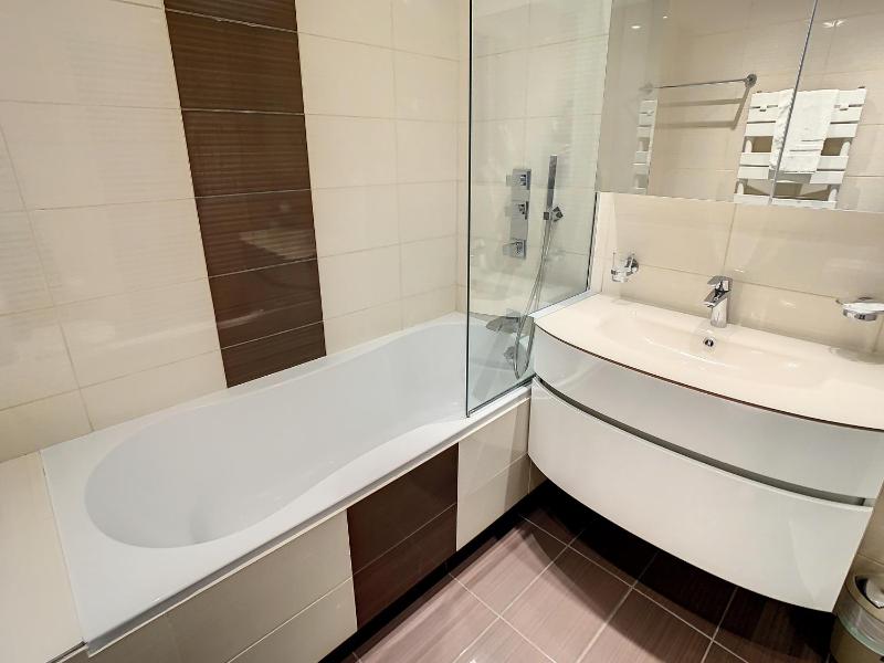 Deluxe One-Bedroom Apartment image 2