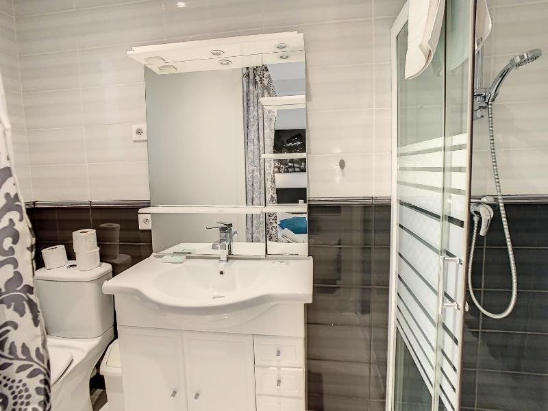 Deluxe One-Bedroom Apartment image 2