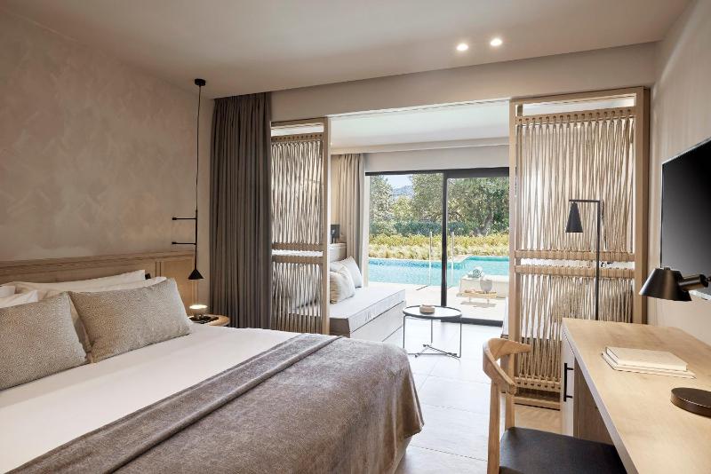 Junior Suite with Pool View & Swim Up Pool image 1