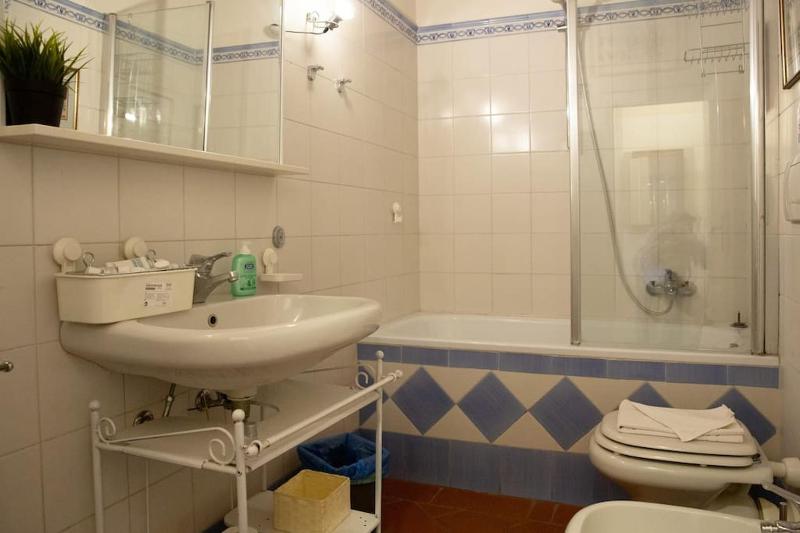Charming Apartment By Piazza Santo Spirito - image 6