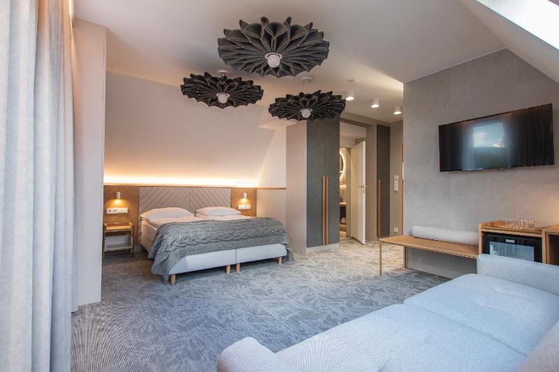 Deluxe Family Room image 4