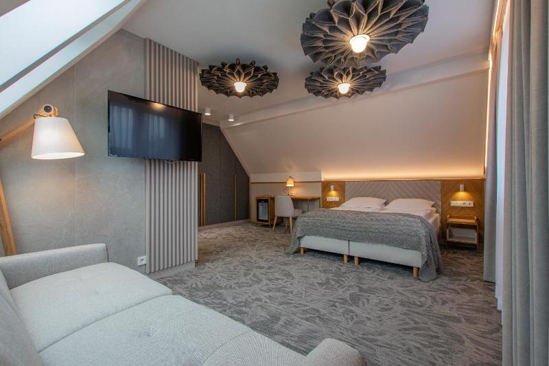 Deluxe Family Room image 3