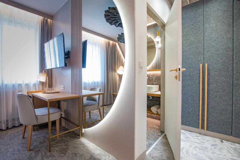 Deluxe Double Room image 3